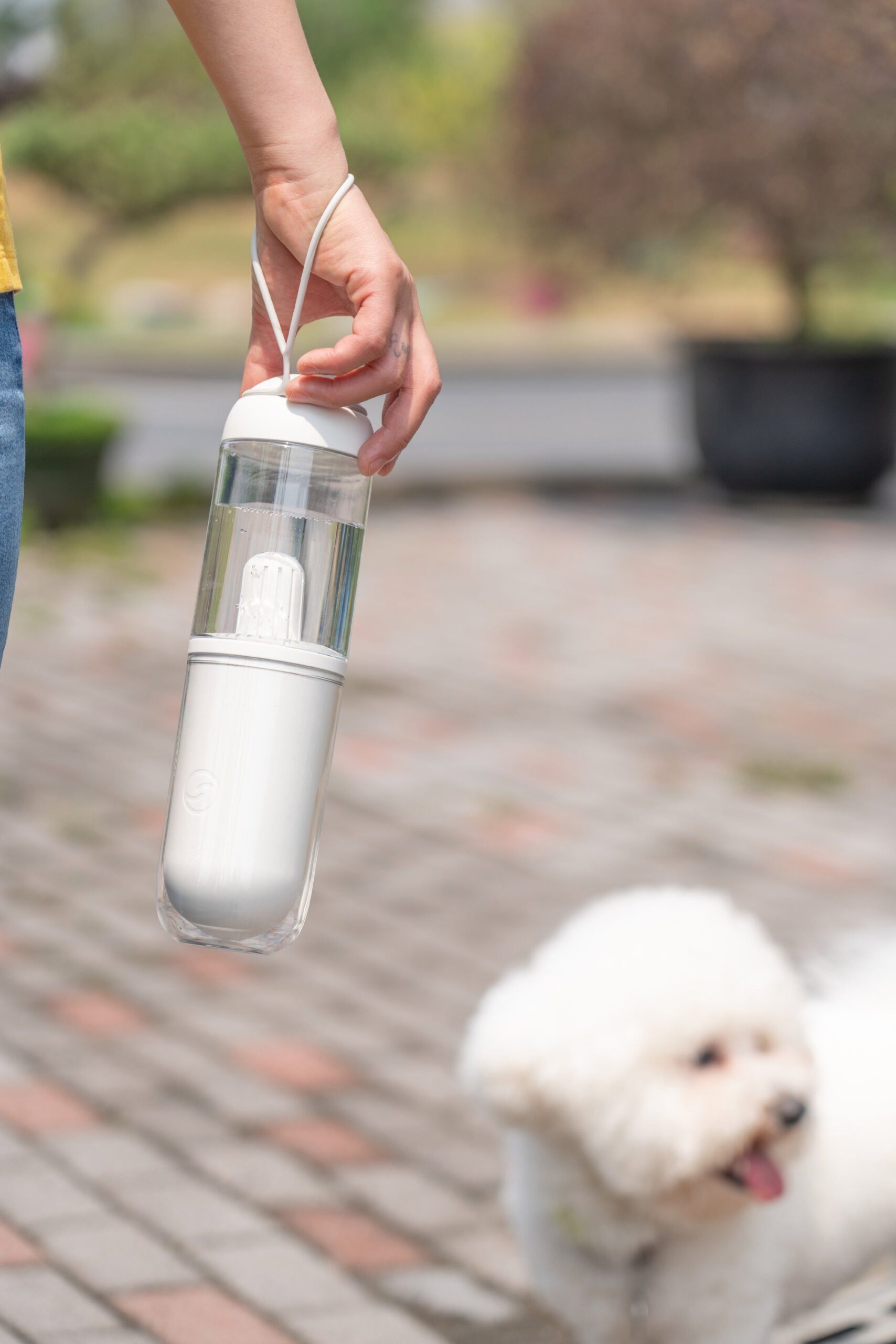 d0102haxiky Pet Life 'PYURE' Handheld Travel Filtered Water Feeder - Image 4