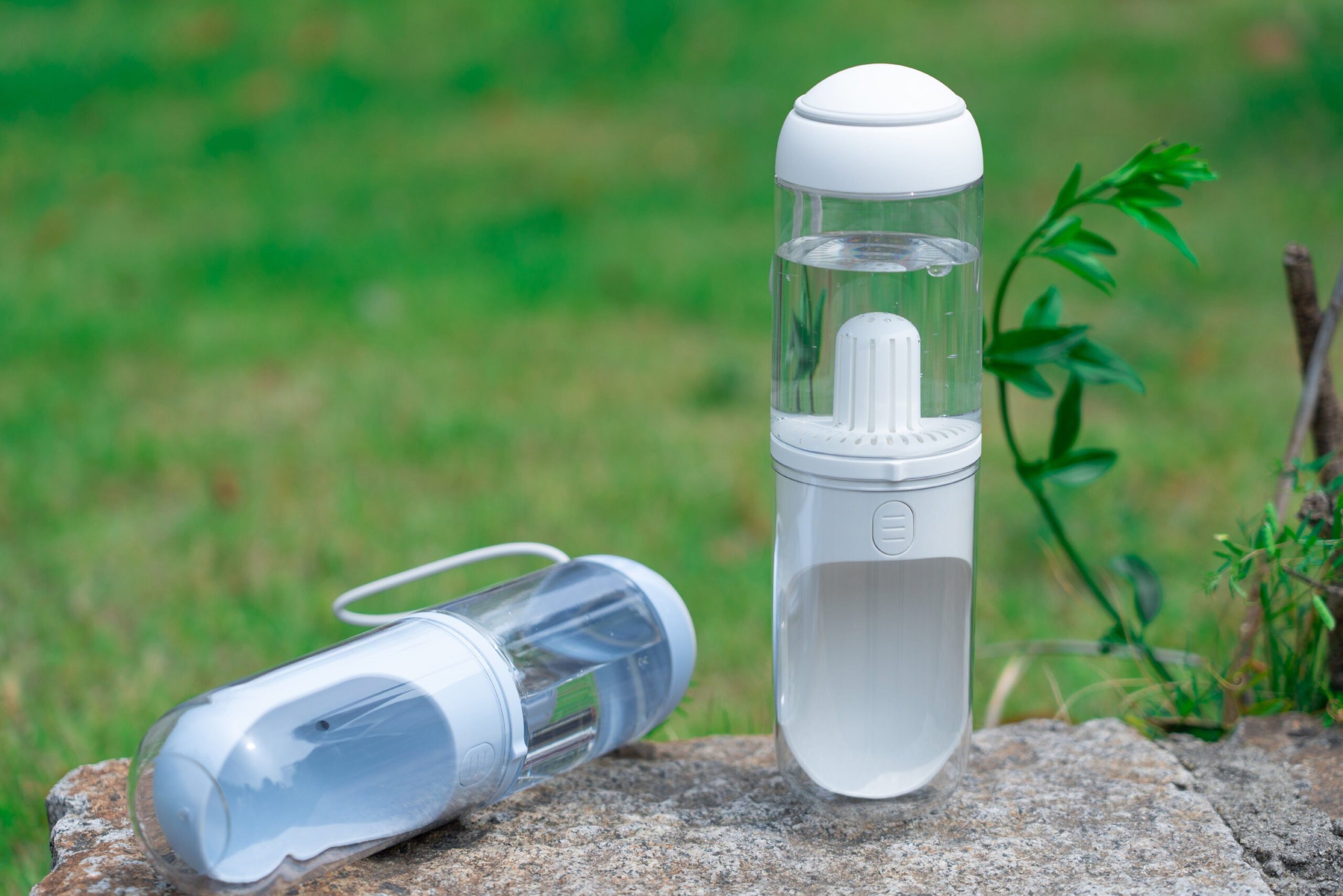 d0102haxiky Pet Life 'PYURE' Handheld Travel Filtered Water Feeder - Image 5